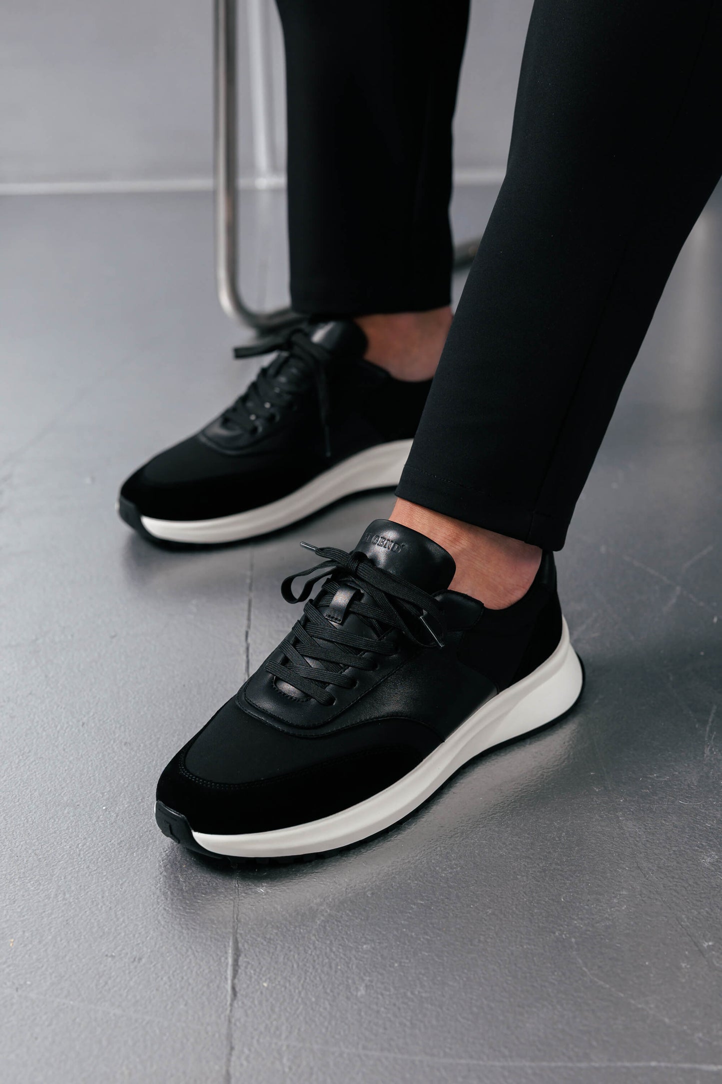 FORMA RUNNER - BLACK AND WHITE