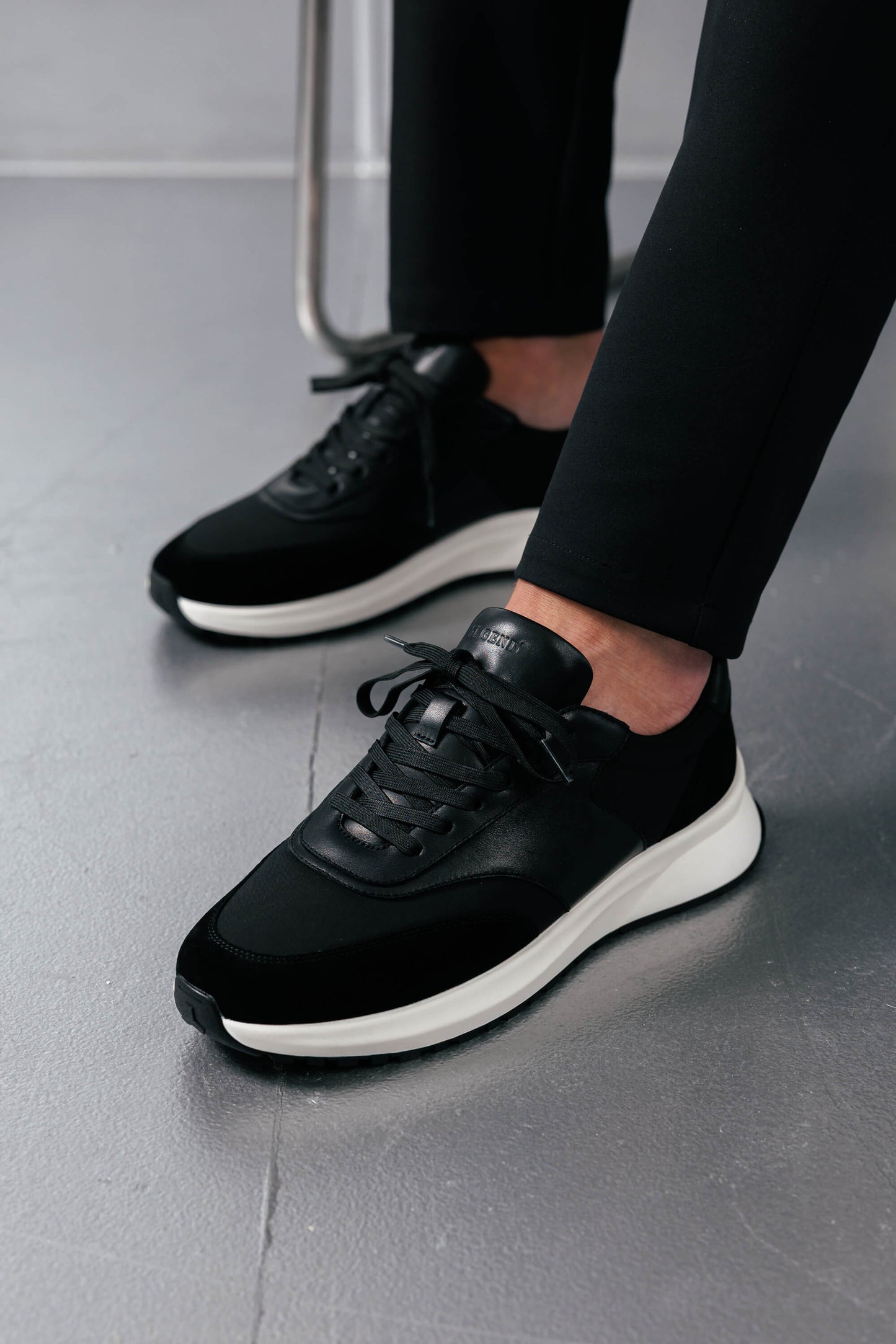 FORMA RUNNER - BLACK AND WHITE