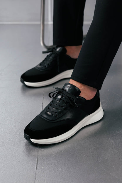 FORMA RUNNER - BLACK AND WHITE