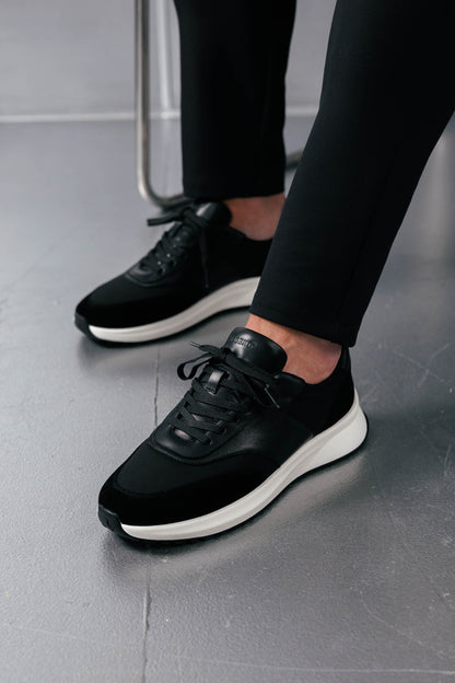 FORMA RUNNER - BLACK AND WHITE